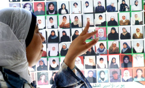 13 أسيرة من الأمهات يُحرمن العيد مع أطفالهن

